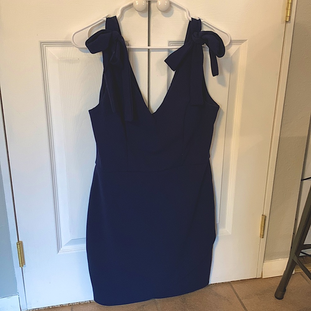 Slimming fit navy blue dress tie shoulders